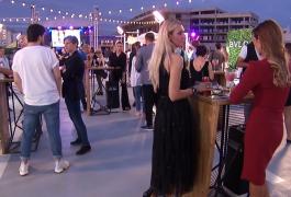 Vedetele și-au etalat ținutele spectaculoase la un super party din Capitală (Video)