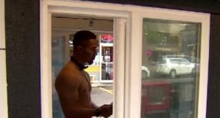 Barmani la bustul gol servind cafea, la un local din Seattle (Video)