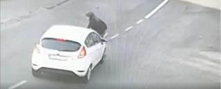 Dosar penal, după ce o maşină a lovit o tânără pe trotinetă în Cluj