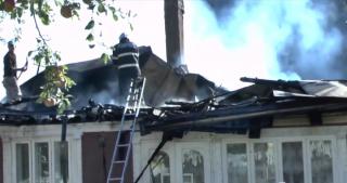 Incendiu de proporţii într-o localitate din Neamţ. Trei case au ars aproape în totalitate