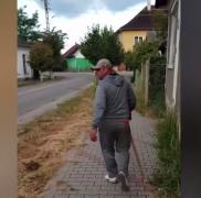 Un bărbat înarmat cu un topor s-a strecurat printre elevi, într-un microbuz şcolar din Bistriţa-Năsăud