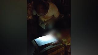 Fetiță filmată în timp ce își face temele pe întuneric, la lumina telefonului, după ce tatăl ei a adormit beat