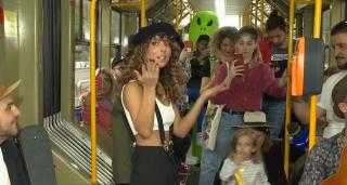 Ami a făcut show în tramvai, alături de călători. Cum sună noua ei piesă cu care a făcut furori pe internet