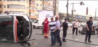 Ambulanţă cu pacient spulberată într-o intersecţie din Ploieşti de o maşină care nu i-a acordat prioritate