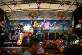 Turiştii şi sibienii dansează pe mese la Cibinfest, Oktoberfest-ul local