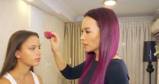 Greşelile pe care le fac adolescentele care încep să se machieze de la vârste mult prea fragede