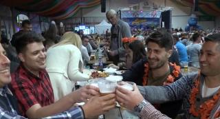 Petrecere bavareză, cu bere din belșug, la Sibiu. Festivalul Cibinfest durează zece zile