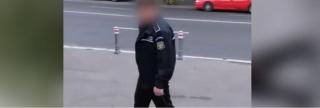 Noi imagini cu poliţişti locali care pătează uniforma instituţiei