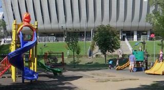 Părinţii ar putea primi bani de la stat pentru plata bonelor sau a creşelor