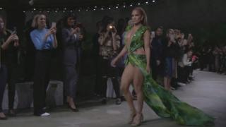 Jennifer Lopez a făcut furori la Milano, cu o versiune nouă a celebrei rochii verzi