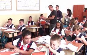 Ghiozdane complet echipate pentru trei mii de copii din România, din partea Ruris şi a Fundaţiei Mereu Aproape