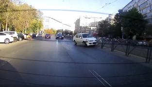 Şoferiţă începătoare, cu mâna pe telefon, filmată când intră în parapetul de pe mijlocul şoselei, în Bucureşti (video)