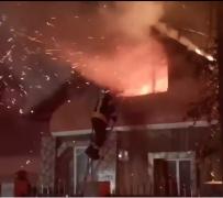 Casă din Teleorman, cuprinsă de flăcări puternice, în miez de noapte