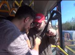 Doi actori au pus în "scenă" un spectacol de teatru, într-un autobuz din Râmnicu Vâlcea