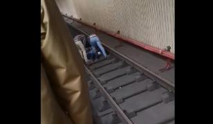 Un băiat a căzut pe şine la metrou, la Aurel Vlaicu, oamenii au sărit după el, în faţa trenului (video)