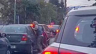 Doi tineri, bătuți crunt în trafic, în București. Nimeni nu a sunat la 112