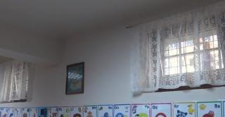 Clasă amenajată în beciul unei şcoli, la Sibiu. Părinții nu și-au mai lăsat copiii la cursuri