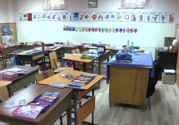 Elevii unei şcoli din Sibiu sunt nevoiţi să înveţe la subsol, înghesuiţi într-o magazie