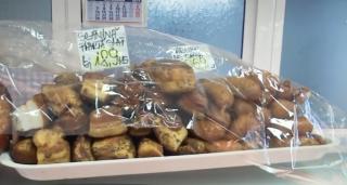 Alimente fără etichetă, ţinute la temperaturi necorespunzătoare, într-o piaţă din Iaşi