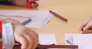 Copiii lăsaţi cu orele în faţa tabletelor sau telefoanelor mobile riscă să devină antisociali