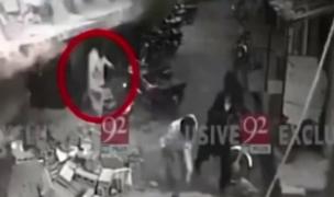 Un bărbat din Pakistan a scăpat ca prin minune, după ce o clădire s-a prăbușit în urma lui