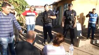 Jandarmii au venit cu mandat la casa familiei Luizei Melencu, pentru a o lua pe mama fetei (Video)