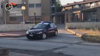 Românii care au furat băutură în Italia cu un cărucior de copii sunt soț și soție