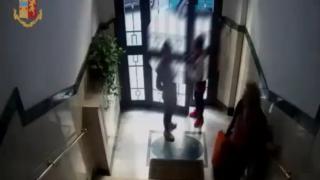 Un român și o româncă au bătut și jefuit o bătrână, într-un bloc din Roma (Video)