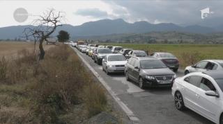 Cozi interminabile pe drumul către Castelul Bran, aflat permanent în reparații