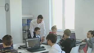 Un tânăr din Constanța a renunțat la jobul din Anglia pentru a pregăti copiii să devină programatori