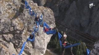 Zece turiști s-au pus în hamac și au dormit suspendați la 200 de metri înălțime, în Gorj