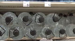 Cea mai ieftină apă îmbuteliată din magazine s-ar putea scumpi cu 10 procente