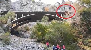 Bărbatul găsit mort în râpă, pe Transfăgărăşan, ar fi încercat să sară cu maşina, dar nu a cedat parapetele (Video)