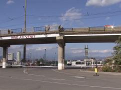 Bucată de trotuar dintr-un pod, risc de cădere în orice moment, în Târgu Jiu