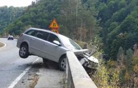 Fost jandarm, mort în râpă, pe Transfăgărăşan. Bărbatul ar fi încercat să sară în gol cu autoturismul