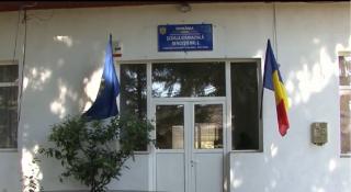O profesoară din Gorj, care ar umbla cu un ciocan în geantă, acuzată că bate elevii şi îşi ameninţă colegii