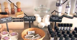 Două tinere din Oradea au deschis un magazin unde vând doar produse vrac