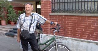 Un bătrân din Bucureşti merge zilnic 50 de kilometri pe bicicletă pentru a livra mâncare