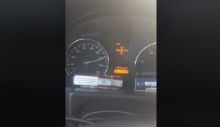 Camioane cu 143 km/h pe autostradă, şoferul filmează şi se miră: "Nu mă ţin de ei!" (video)