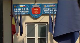 Primarul acuzat că a umilit o elevă pentru că a trântit uşu unui microbuz a intrat în concediu