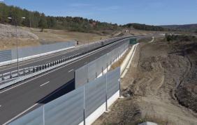 Pe Lotul 3 din Autostrada Lugoj-Deva nu circulă şoferii, doar cresc pepeni