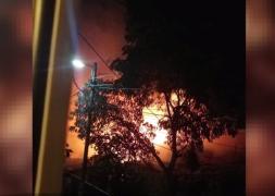Incendiu de proporţii izbucnit lângă Capitală. Două case din Pantelimon au fost cuprinse de flăcări
