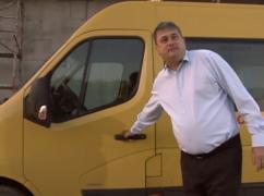 Primarul unei comune din Gorj, şofer pe microbuzul şcolar, din lipsă de angajaţi