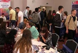 Tinerii români aleg să studieze în străinătate, în timp ce România se confruntă cu un deficit al forţei de muncă