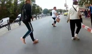 Un bărbat pe scuter filmează când loveşte o femeie care traversa strada, în Bucureşti (video)