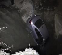 Un şofer neatent a trecut pe lângă moarte, după ce a căzut cu maşina într-o groapă, plină cu bucăţi din fier