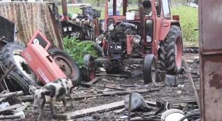 Pereţi care stau să cadă şi munţi de gunoaie: aşa trăieşte, de ani buni, un arădean, care le face viaţa un chin şi vecinilor săi