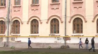Clădirea unui liceu din Tg. Jiu cade pe elevi, e veche de 100 de ani