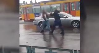 Bețiv scandalagiu, bătut în stradă de un agent de pază, la Galați