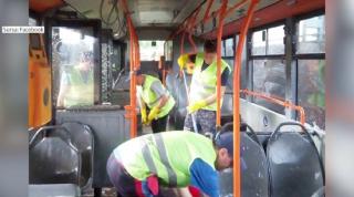 Călători printre deșeuri. Autobuzele din Capitală arată ca un coş de gunoi